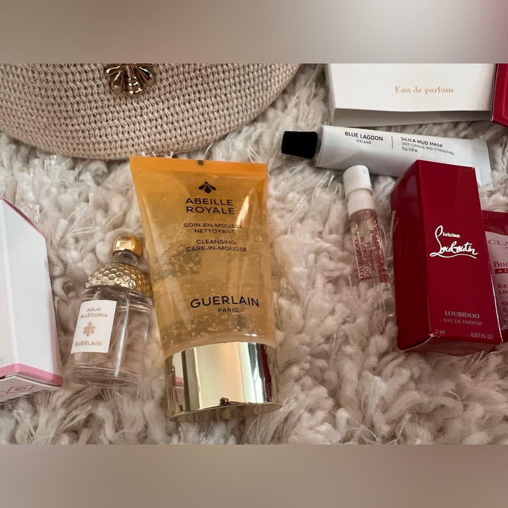 Brand New Guerlain Paris Cosmetic Bag with freebies - Picture 8 of 15